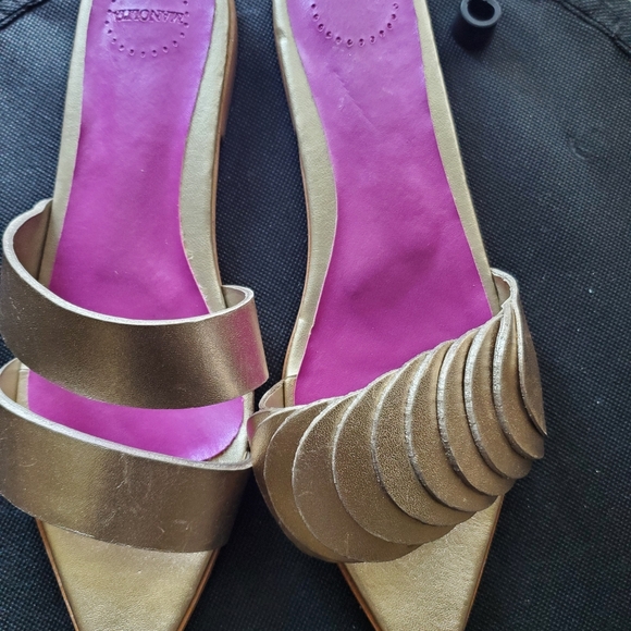 Manolita sandals,the color is champagne size is 8m - Picture 1 of 9